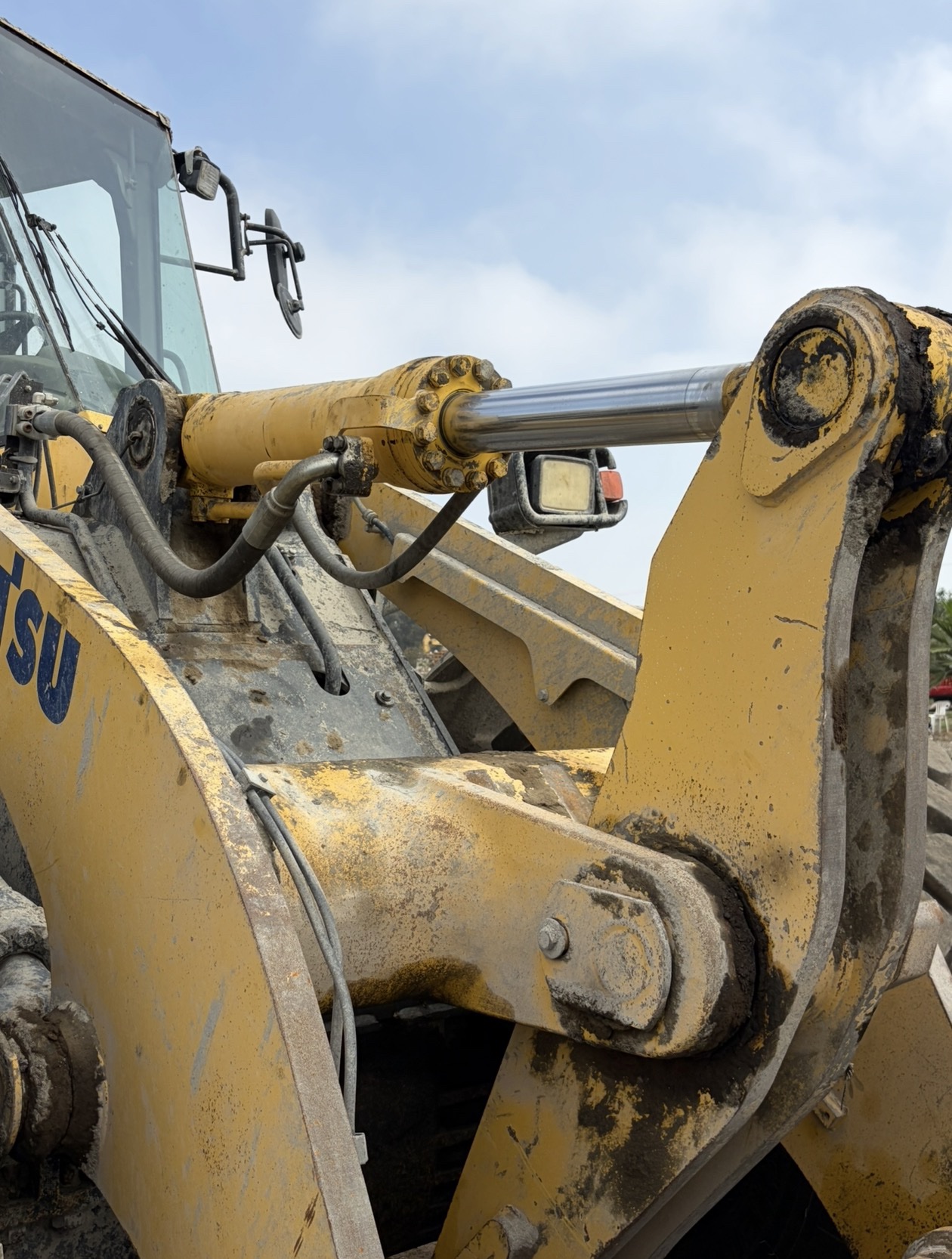 Komatsu wheel loader hydraulic cylinder during a rush rebuild